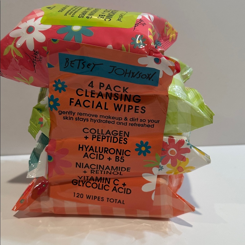 Betsey Johnson (4) Pack Facial Cleansing Wipes.